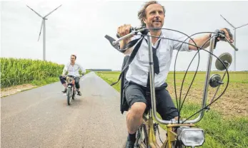  ?? FOTO: DPA ?? Ungleiches Bruderpaar: Lars Eidinger als Christian (l.) und Bjarne Mädel als Georg in Markus Gollers „25 km/h“.