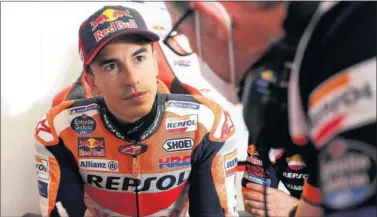  ??  ?? Marc Márquez escucha a uno de sus técnicos en el box de Honda en el último GP de Italia.