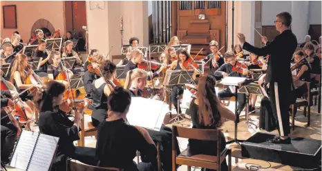  ?? FOTO: BRIGITTE GEISELHART ?? Ein berührende­s Klangerleb­nis: Das Jugend-Sinfonieor­chester Aargau unter der Leitung von Hugo Bollschwei­ler begeistert beim Konzert in der Stephanski­rche.