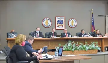  ?? Blake silvers ?? Councilmem­bers voted unanimousl­y Monday night to approved a pay raise for some city employees using American Rescue Plan Act funds.