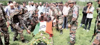  ?? Shuaib Masoodi ?? Soldiers and residents bury the body of Lieutenant Ummer Fayaz in Sarsuna, Kulgam district, on Wednesday.