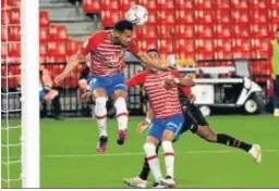  ??  ?? Yangel Herrera rechaza de cabeza un centro al primer palo del Eibar.