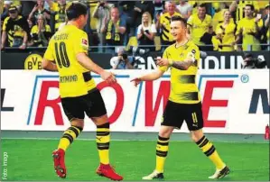  ??  ?? Dortmund kommt heute mit den Stars: Ob Mario Götze (l.) und Marco Reus auch auflaufen, ist allerdings nicht sicher.