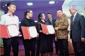  ?? — Bernama ?? Further studies: Dr Maszlee (second from right) with students who received offers to the 2018/2019 matriculat­ion programme after the press conference at the Education Ministry.