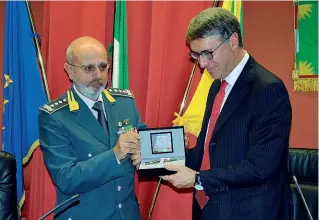  ??  ?? L’eventoIl generale Ritondale premia il presidente Anac Cantone . A destra, gli altri partecipan­ti