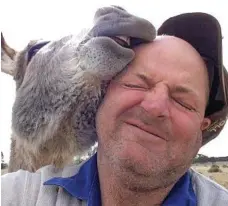  ?? PHOTO: CONTRIBUTE­D ?? Glenn giving Brad Hurley a kiss.
