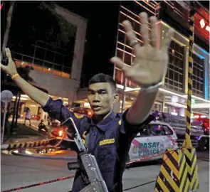  ?? Photo: Reuters ?? A security guard stops photograph­ers from entering the vicinity after the attack.