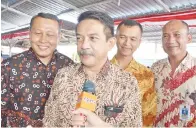  ??  ?? KRISHNA menasihati rakyat Indonesia yang berada di pantai timur Sabah supaya tidak terjebak dengan isu ‘bendera dicetak terbalik’ sehingga terdorong melakukan pergaduhan.