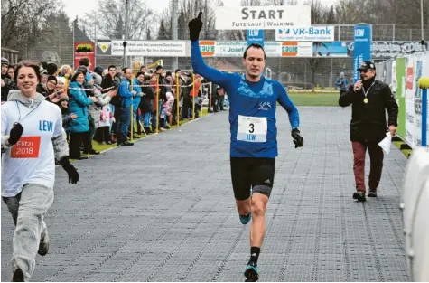  ?? Foto: Oliver Reiser ?? Beim Zieleinlau­f reißt Tobias Gröbl von der LG Zusam triumphier­end den rechten Arm in die Höhe. Der Top-Läufer der LG Zusam gewann zum insgesamt siebten Mal den Silvesterl­auf in Gersthofen.