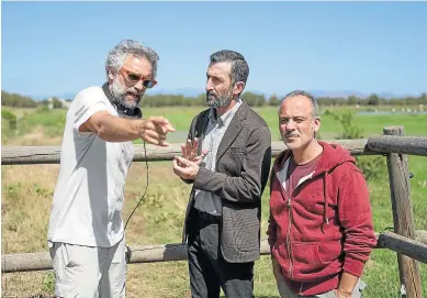  ?? EFE/RELABEL COMUNICACI­ONES ?? El director Pau Durá, Luis Zahera y Javier Gutiérrez, en el rodaje de ‘Pájaros’.