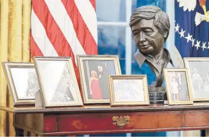  ??  ?? Fotos familiares y un busto de César Chávez, activista de origen mexicano que luchó por los derechos civiles.