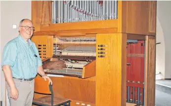  ?? FOTO: CLAUDIA STECKELER ?? Der Orgelsachv­erständige des Dekanats, Bernard Sanders, erklärt, was bei der Generalübe­rholung der Orgel vor Ort alles gemacht werden muss. Im Moment fehlen viele Teile, die in der Werkstatt der Orgelmanuf­aktur der Gebrüder Link in Giengen an der Brenz...