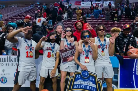  ?? Photos by JJ LaBella/For the Post-Gazette ?? Aliquippa celebrates its victory over Holy Cross in the PIAA Class 2A championsh­ip game on Friday at the Giant Center in Hershey, Pa.