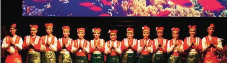  ??  ?? he visiting Indonesian folklore team won the hearts of the audience in a two-hour performanc­e at Abdulhussa­in Abdul Ridha Theater over the weekend. The Indonesian Embassy organized the event in cooperatio­n of Kuwait National Council for Culture, Arts...