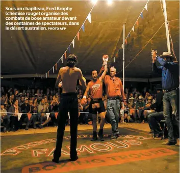  ?? PHOTO AFP ?? Sous un chapiteau, Fred Brophy (chemise rouge) organise des combats de boxe amateur devant des centaines de spectateur­s, dans le désert australien.