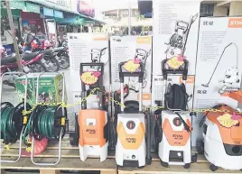  ??  ?? TAWARAN MENARIK: Produk STIHL ditawarkan dengan harga promosi sempena Hari Bersama Pelanggan di Jalan Market.