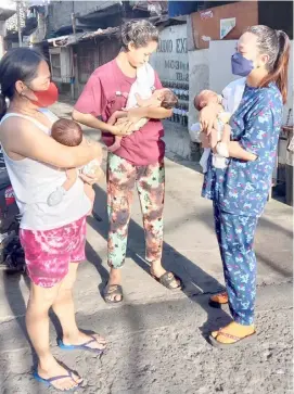  ?? PHOTOGRAPH BY LORENZ DALIT FOR THE DAILY TRIBUNE ?? THERE is a belief that infants should be exposed to early morning sun for their health, as these moms in Tondo, Manila are doing.