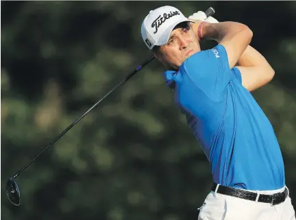  ?? ANDREW REDINGTON/GETTY IMAGES ?? Justin Thomas plays a shot from the 17th tee at the Dell Technologi­es Championsh­ip on Monday in Norton, Mass.