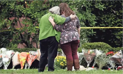  ?? MATT ROURKE/AP ?? Mourners gather Sunday at a makeshift memorial outside the Tree of Life Synagogue in Pittsburgh.