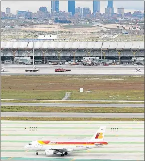  ?? EMILIA GUTIÉRREZ / ARCHIVO ?? Avión de Iberia en el aeropuerto de Madrid-Barajas