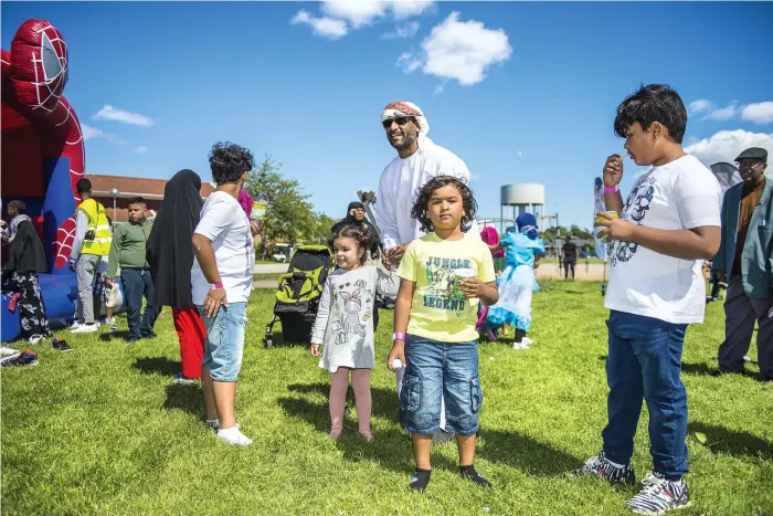  ?? Bild: STEFAN BENNHAGE ?? EIDFEST. Ali al-zubadi tillsamman­s med sina barn Fares, Saif, Laith och Hamin. De tillsamman­s med flera hundra passade på att gå på Eidfesten på gräsplanen framför Tärnanskol­an.