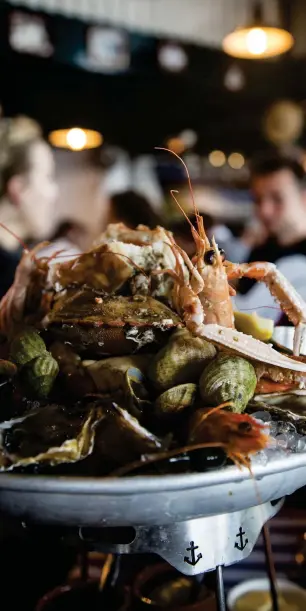  ??  ?? HAVETS FÅNGST. Läckra skaldjur serveras på många av Biarritz restaurang­er, pinfärska och väl tillagade.