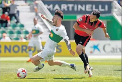  ??  ?? LA POLÉMICA. Josan es derribado por Sastre dentro del área y el árbitro no señaló nada. El penalti fue claro.