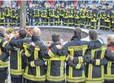  ?? FOTO: ARCHIV / DPA ?? Am Königsplat­z in Augsburg trauerten Feuerwehrm­änner. Hier war ihr Kamerad erschlagen worden.