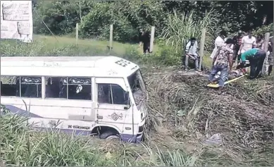  ??  ?? Een bus waarin voornameli­jk scholieren zaten, kwam gisteren in de trens langs de Kennedyweg terecht. De bestuurder verloor de controle over het stuur, waardoor het voertuig van de weg geraakte, een mast aanreed en vervolgens in de trens belandde. Vier...