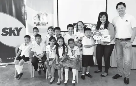  ??  ?? EDUCATIONA­L TOOLS. Third grade students from Ivana Elementary School in Batan, Batanes, are among the thousands of students who will benefit from up-to-date educationa­l materials donated by SKY Cable and Knowledge Channel. A total of four schools in...