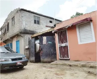  ?? KELVIN MOTA ?? El hecho violento ocurrido en el sector La Toronja, El Almirante, del municipio Santo Domingo Este, consternó a toda la sociedad.