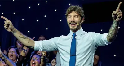  ??  ?? Applausi Stefano De Martino, 31 anni, torna per la seconda volta alla conduzione del programma di Rai 2 «Stasera tutto è possibile»