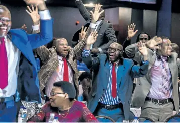  ?? JEKESAI NJIKIZANA/ GETTY IMAGES ?? Zimbabwe’s members of parliament celebrate after President Robert Mugabe’s resignatio­n on Tuesday in Harare.