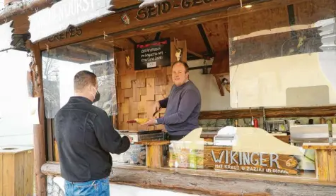  ?? Fotos: Christina Brummer, Kreischer ?? Seinen Stand durfte Karl Neumüller in seiner Heimatgeme­inde aufbauen. Neben der Kirche in Weisingen verkauft er noch bis Ende März seine Feuerwürst­e, Burger und Steaks jeweils von 11.30 bis 13 Uhr und 17 bis 20 Uhr.