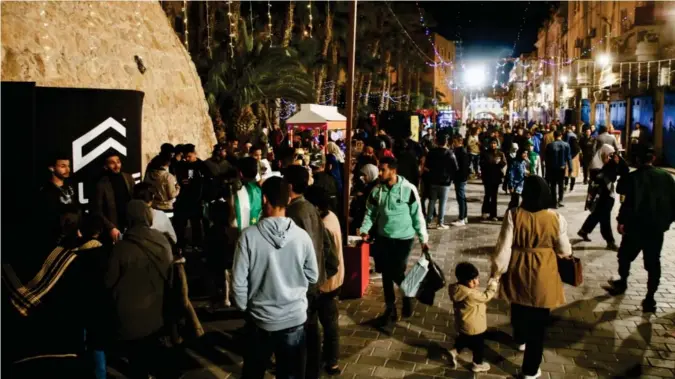  ?? Foto: Hazem Ahmed, Reuters/ntb ?? ⮉ Livet går sin gang i hovedstade­n Tripoli. Men politisk er Libya et land helt på felgen.