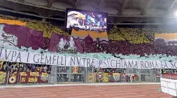  ??  ?? Curva Sud La scenografi­a gialloross­a prima dell’inizio della partita