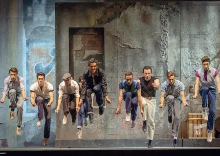  ?? Cult ?? Un momento del musical di Bernstein «West Side Story», nell’allestimen­t o in scena al Comunale