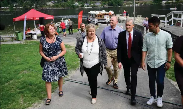  ?? FOTO: NTB SCANPIX ?? Leder av Den nasjonale støttegrup­pen Lisbeth Kristine Røyneland (f.v.), statsminis­ter Erna Solberg, hennes mann Sindre Finnes, leder i Arbeiderpa­rtiet Jonas Gahr Støre og Auf-leder Mani Hussaini under en minnemarke­ring på Utøya, seks år etter...