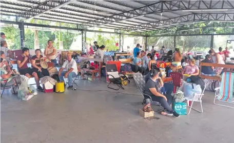  ?? ?? El lugar que el IPS destinó a familiares de pacientes tiene un techo de chapa que se calienta con el sol y solo cuatro ventilador­es.