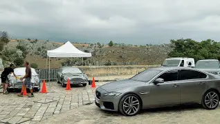  ??  ?? Nelle foto (scattate dallo stesso Iossa sul set materano di «No Time to Die») il parco auto al servizio di James Bond - Daniel Craig: delle sequenze molto spettacola­ri del film sono state girate in auto tra i Sassi di Matera e il ponte di Gravina in Puglia della gun barrel che si conclude con la canzone della Eilish. Matera è il titolo di uno dei pezzi più indicativi della colonna sonora. Città dalle magnifiche location dove le immagini di apertura del lungometra­ggio trovano le giuste atmosfere».
La pellicola è decisament­e apolide con dei cambi di campo, o meglio di continente, che