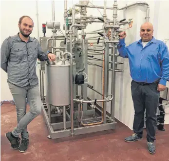  ?? FOTO: RUDI MULTER ?? Die Maschinen stehen schon bereit, im Frühjahr wollen Giovanni Melillo (rechts) und sein Sohn Luca die Mozzarella-Produktion im Neubau in Bad Saulgau-Haid starten.