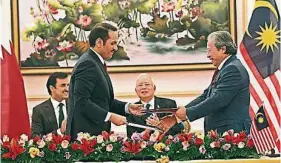  ??  ?? 在首相納吉（右二）及塔米姆（左一）見證下，阿尼法（右一）與賽莫哈末（左二）簽署第一和第二份合作­備忘錄並互換協議書。