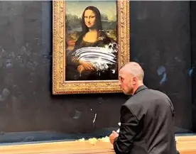  ?? ?? La Gioconda, vandalizad­a, en el Museo del Louvre