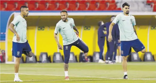  ?? Amanda Perobelli / Reuters ?? Gabriel Jesus, Neymar y Lucas Paquetá, durante el entrenamie­nto de ayer de Brasil.