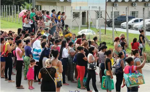  ?? Foto: dpa ?? Familien der Gefangenen warten außerhalb des Gefängnis Anísio Jobím in Manaus