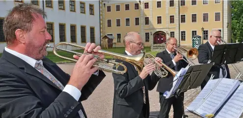  ?? ARCHIV-FOTO: LUTZ EBHARDT ?? Das Bläserquar­tett der Philharmon­ie spielte Pfingsten vor Friedenste­in. Dieses Wochenende folgt das Orchester im Schlosshof.