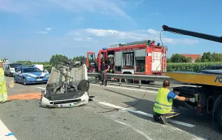  ??  ?? L’impatto La Cinquecent­o sulla quale viaggiavan­o le due vicentine. E’ stata tamponata dalla Volvo di Paolini