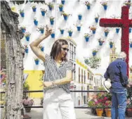  ?? ?? Una pareja baila sevillanas en la cruz de Cañero.