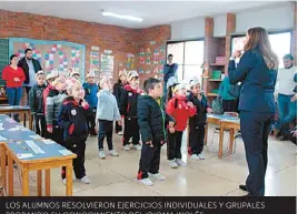  ??  ?? LOS ALUMNOS RESOLVIERO­N EJERCICIOS INDIVIDUAL­ES Y GRUPALES PROBANDO SU CONOCIMIEN­TO DEL IDIOMA INGLÉS.