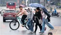  ?? ?? Alrededor de las 17:00 horas comenzó la llovizna en la zona Centro de la capital y duró 50 minutos.